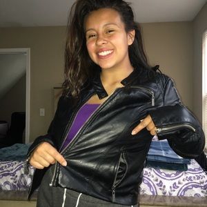 LEATHER JACKET WITH POCKETS!😎